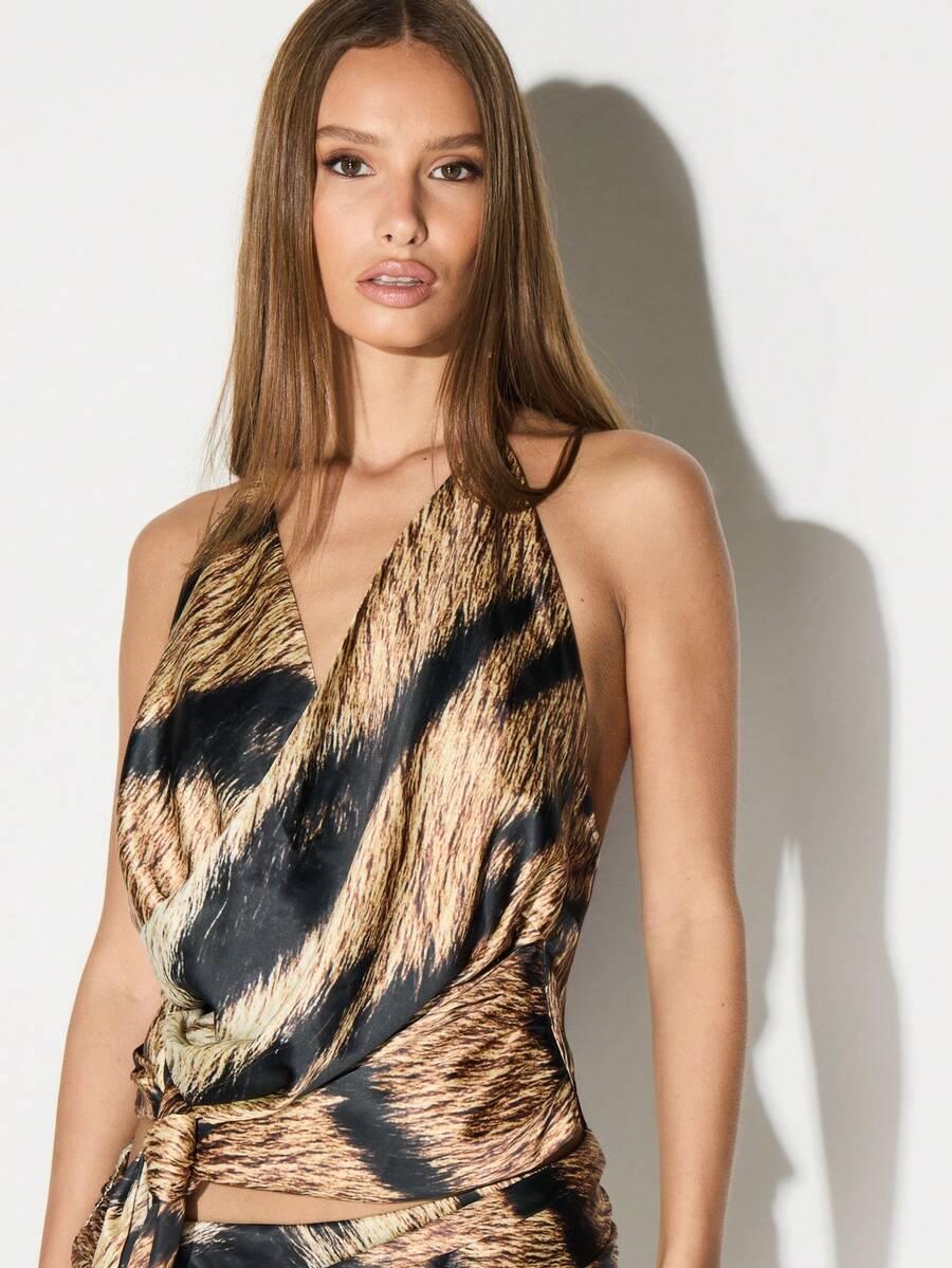 satynowy top odkryte plecy animal print