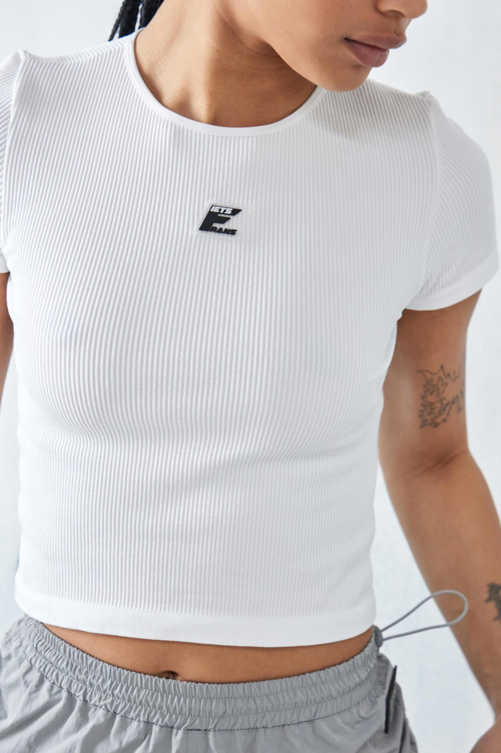 prążkowany biały krótki t-shirt logo