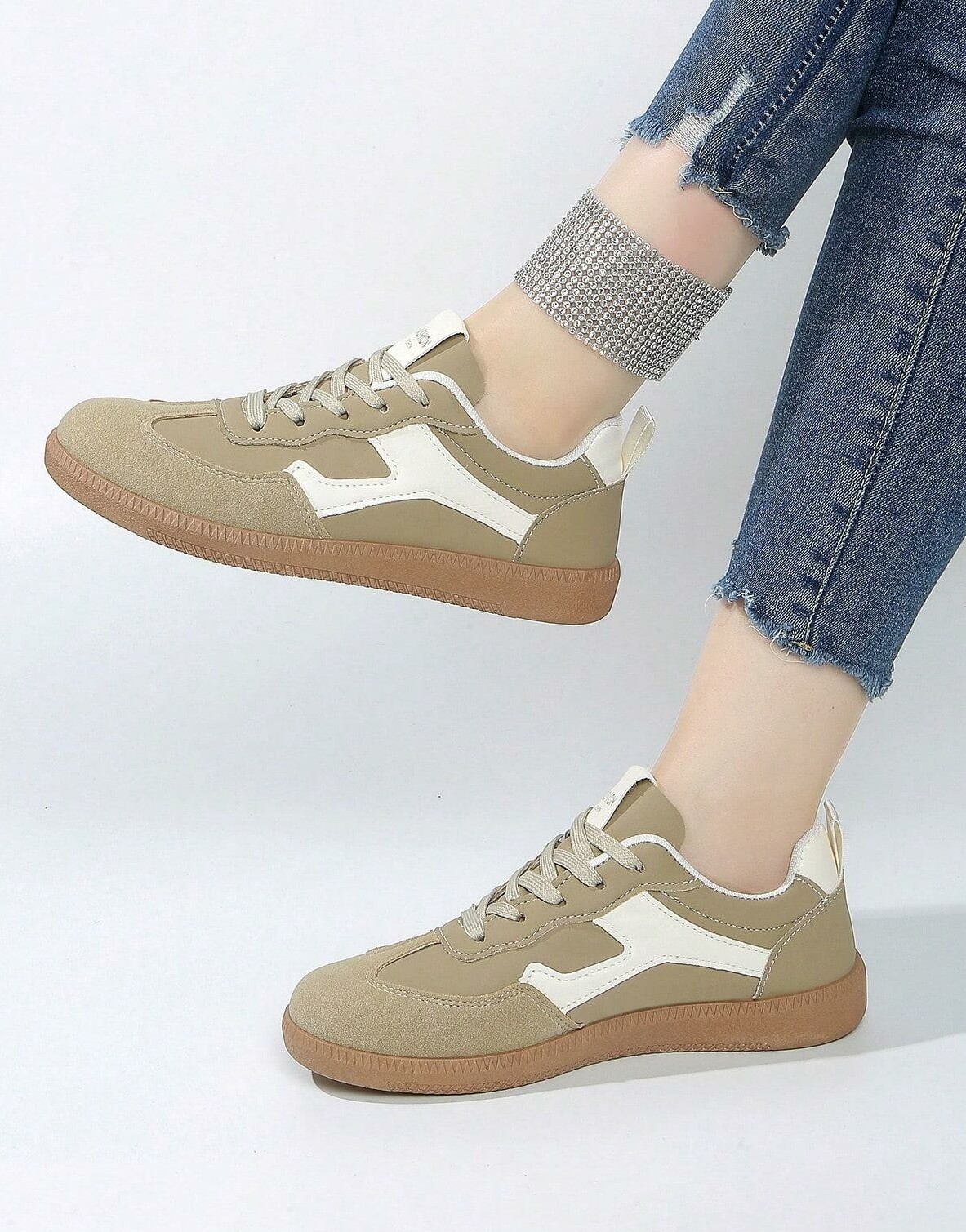 sznurowane buty sportowe