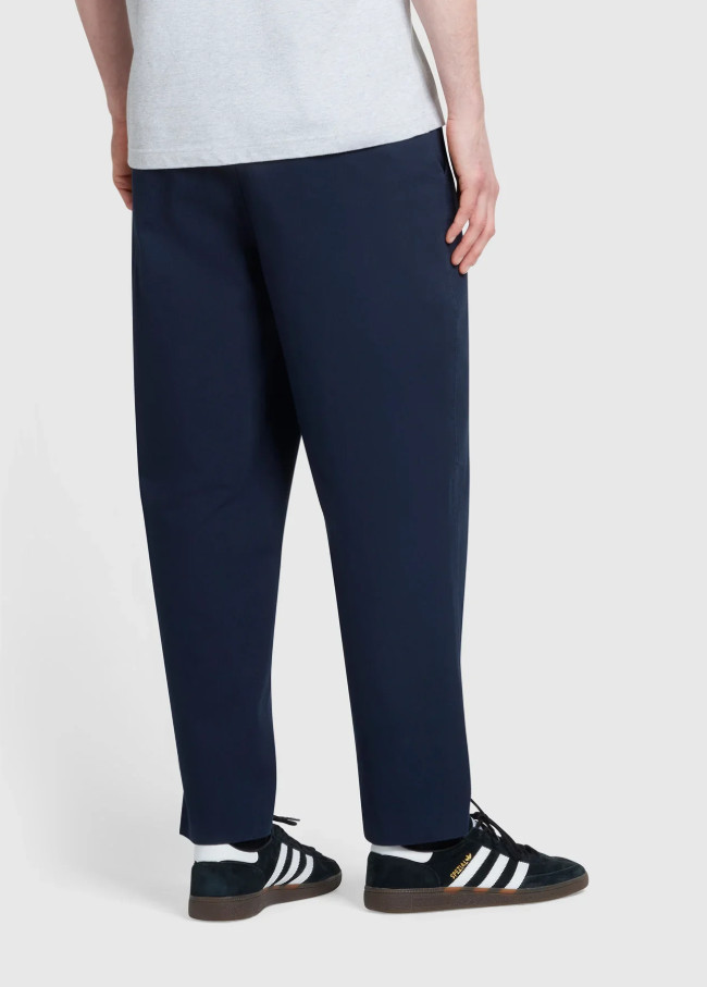 granatowe spodnie chino