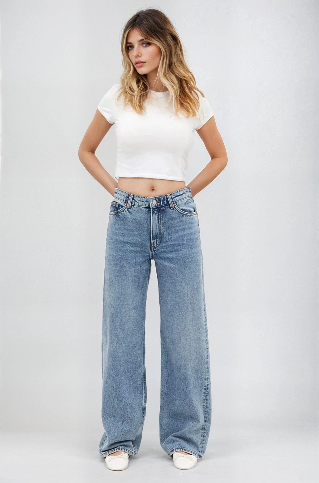 niebieskie spodnie jeans