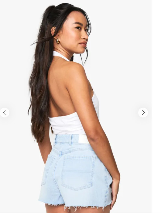 niebieskie spodenki jeans 