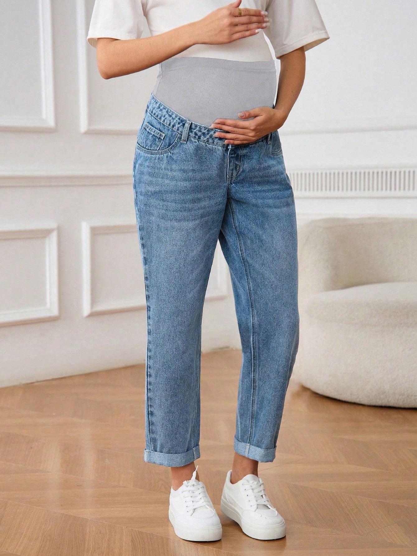 niebieskie spodnie jeans
