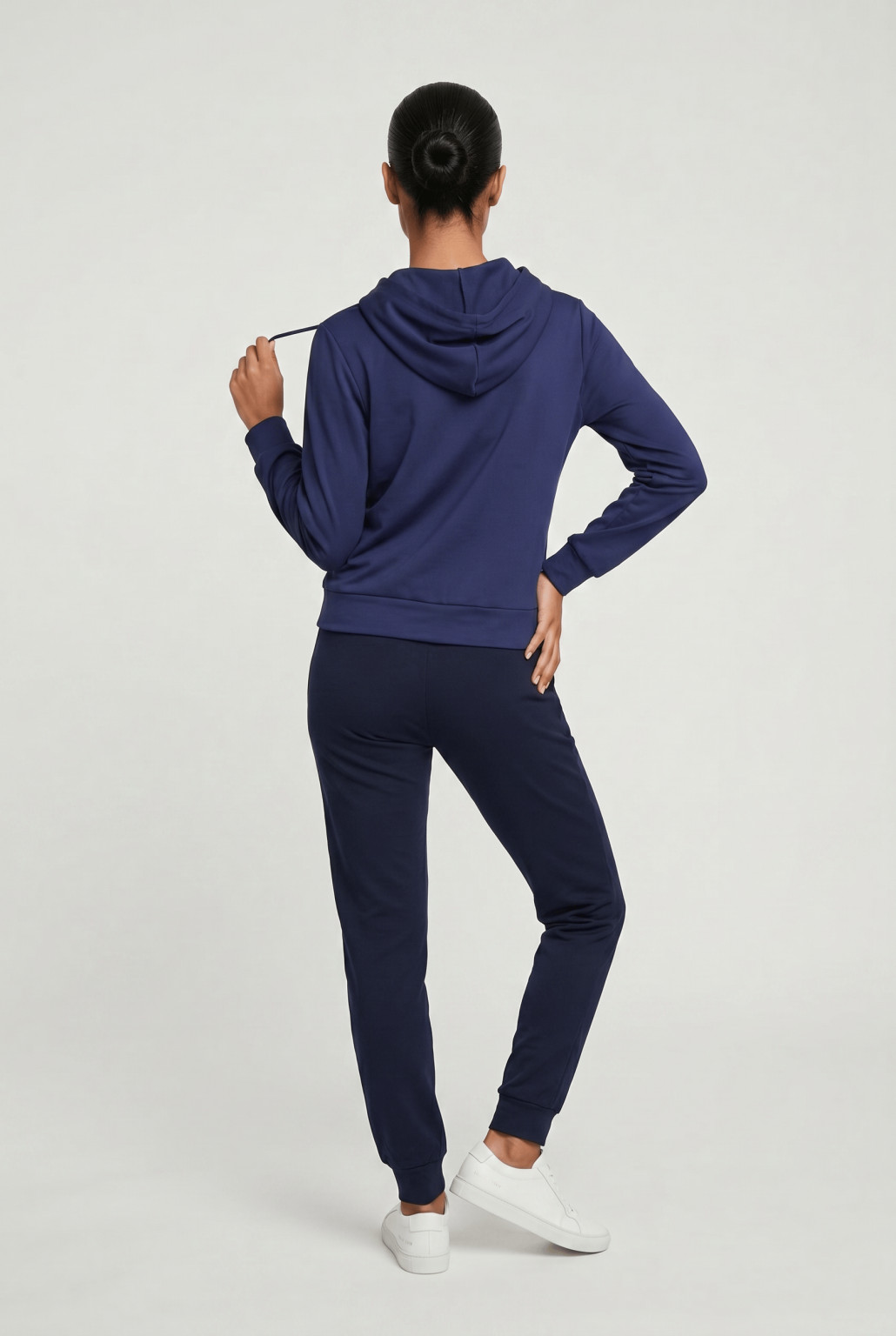 bluza z kapturem dziury