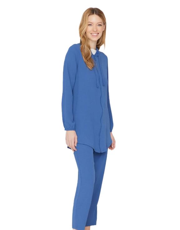 niebieska bluza z kapturem