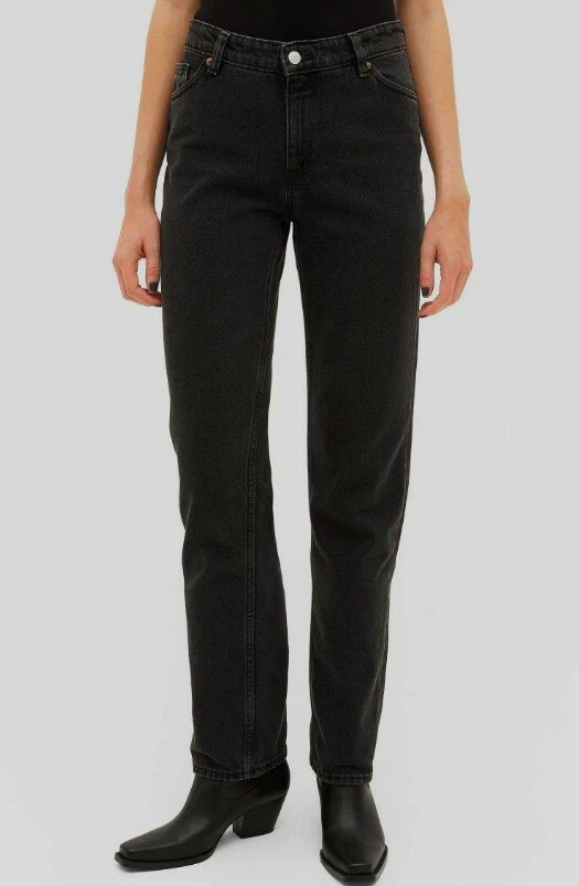 czarne proste spodnie jeans