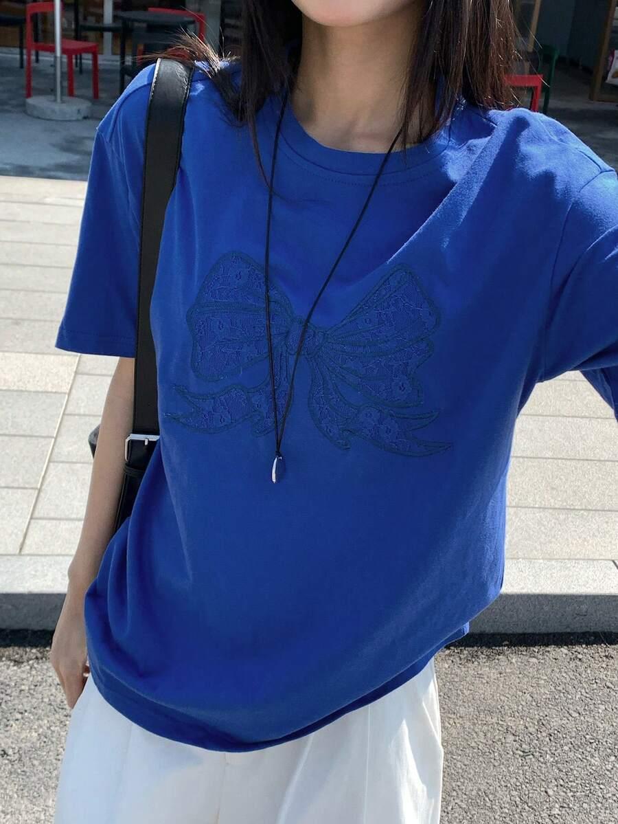 niebieski t-shirt haft