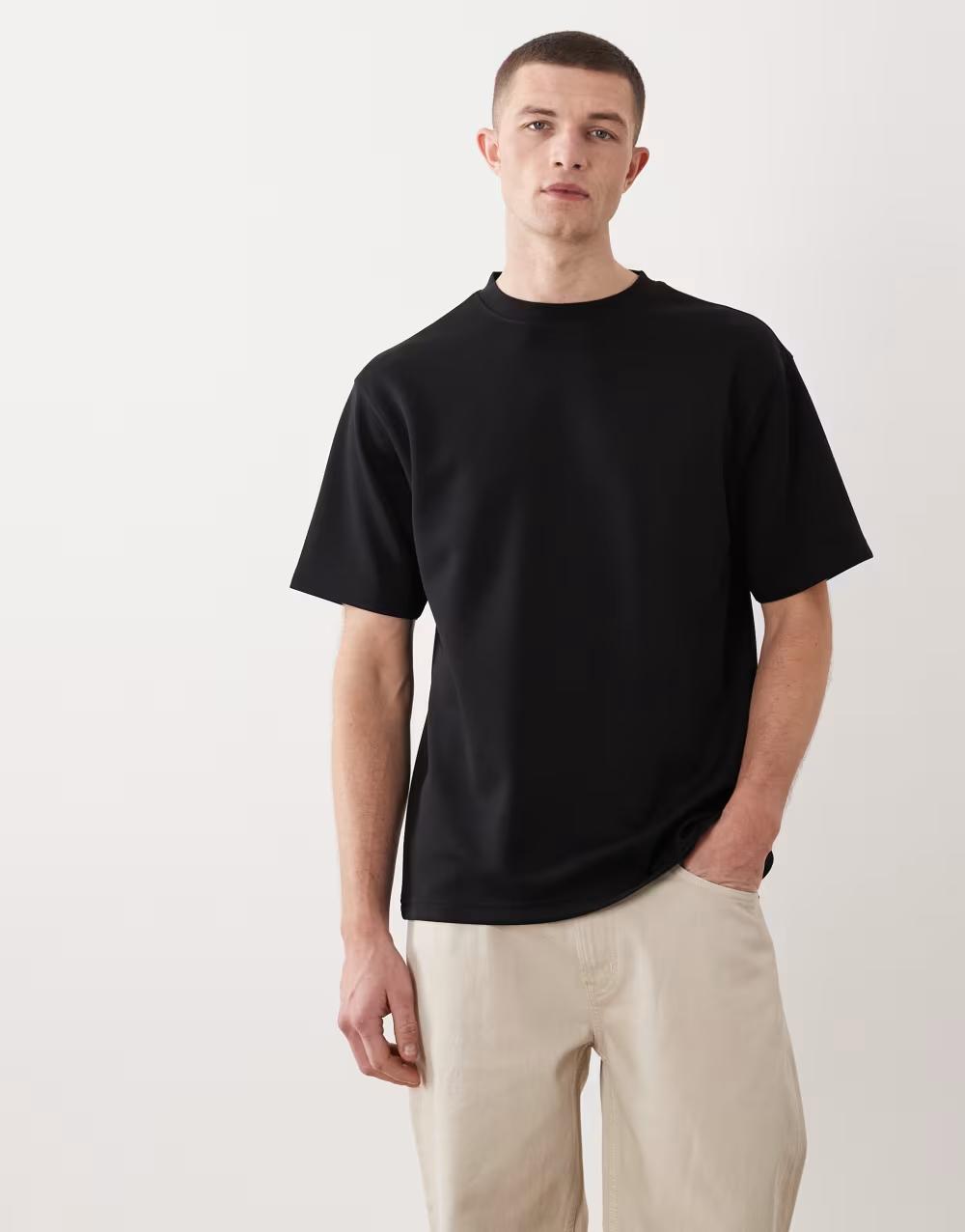 czarny t-shirt okrągły dekolt krótki rękaw