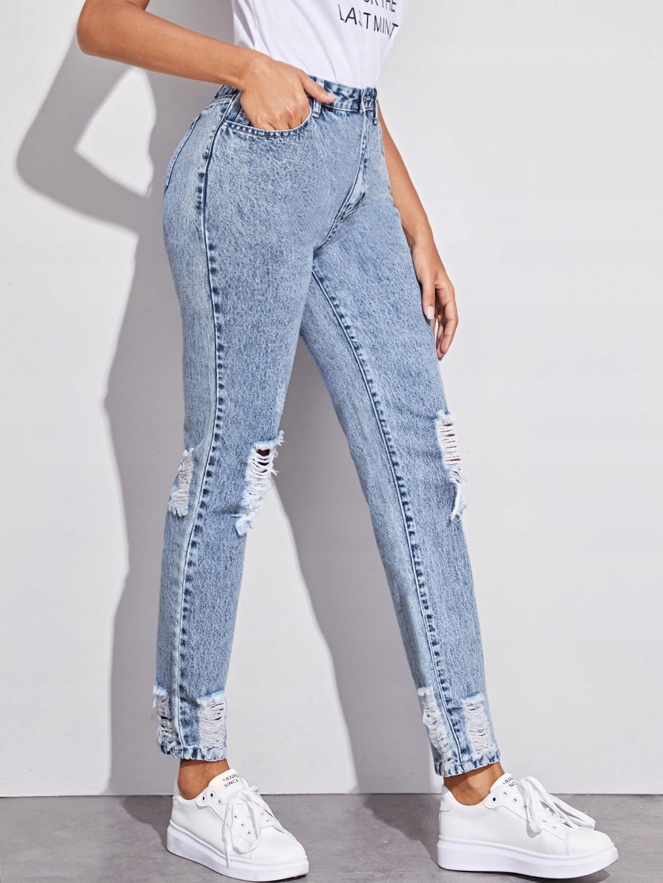 niebieskie spodnie jeans