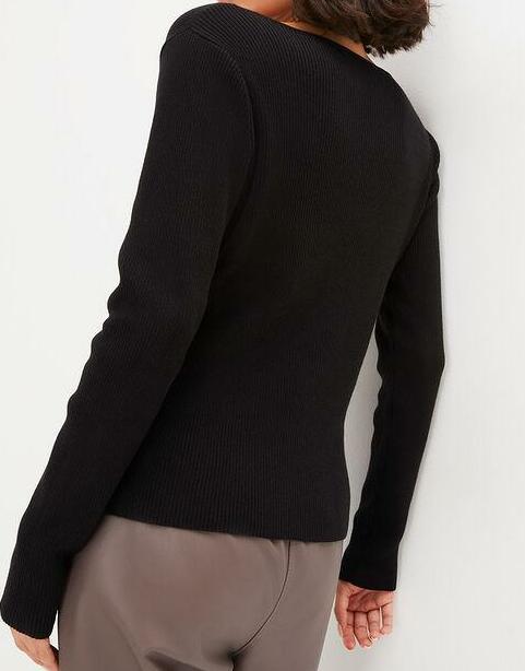 SWETER Z DEKOLTEM W SERCE