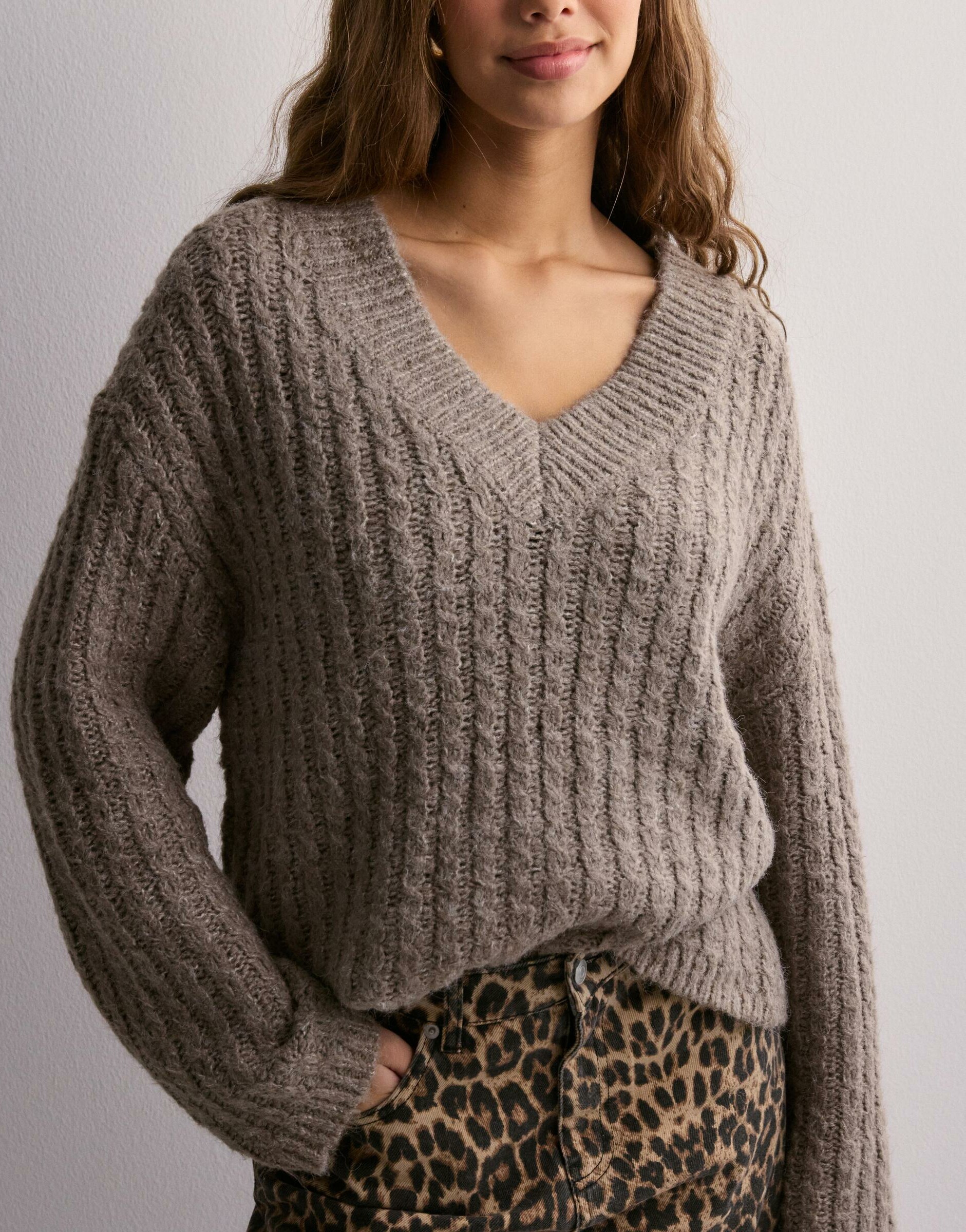 BRĄZOWY SWETER OVERSIZE V NECK