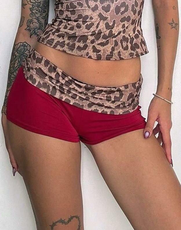 czerwone spodenki animal print