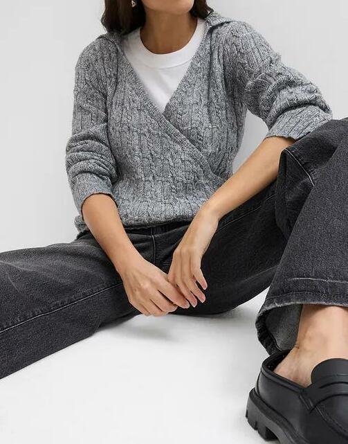 SWETER Z KAPTUREM Z ASYMETRYCZNĄ LINIĄ DOŁU