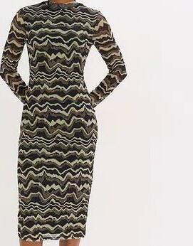 SUKIENKA PLUS SIZE MIDI Z DŁUGIM RĘKAWEM I STÓJKĄ PRINT