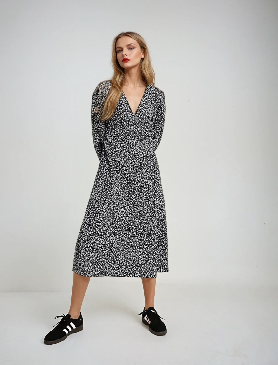 czarna midi sukienka print