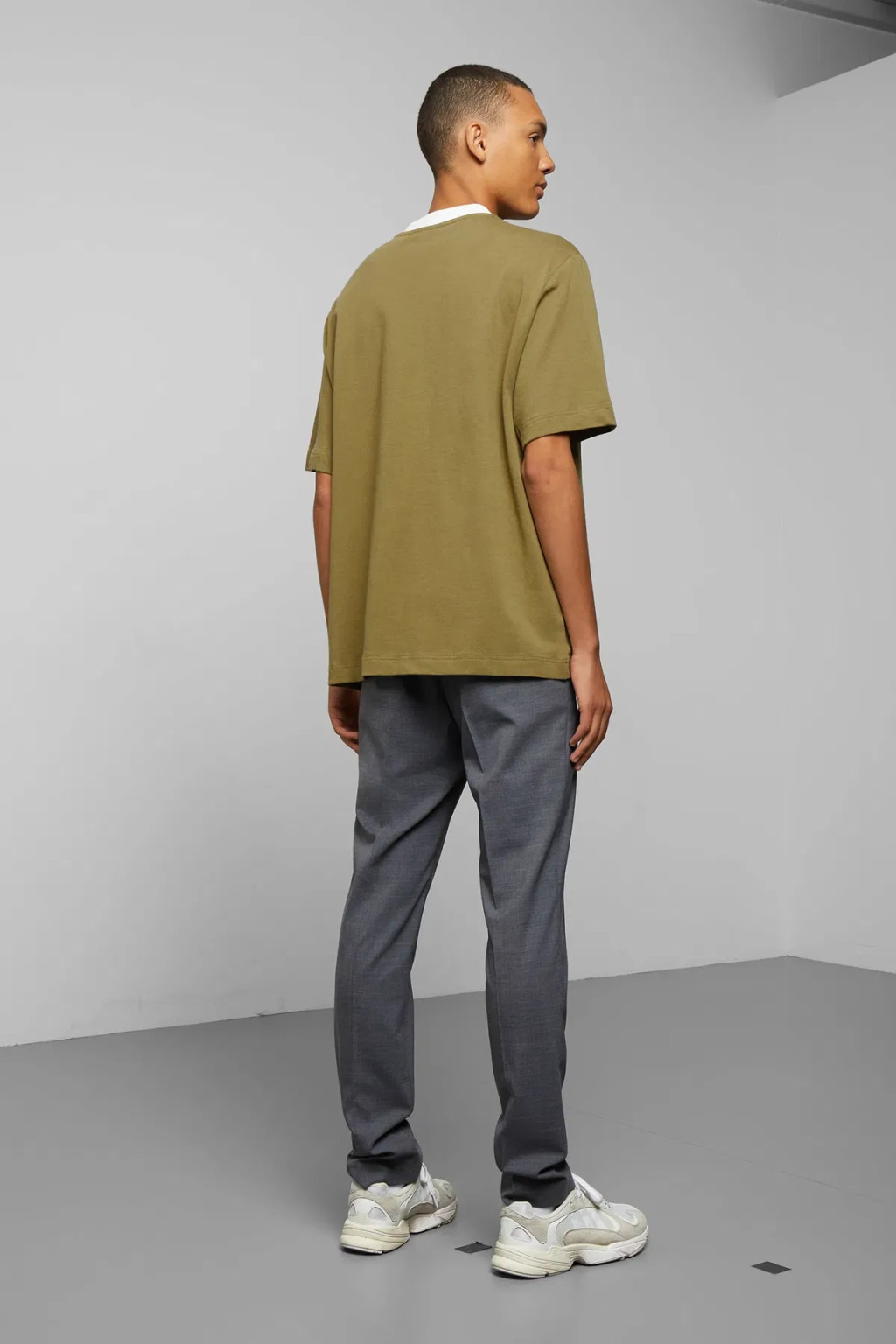 ZIELONY T-SHIRT V-NECK KONTRAST