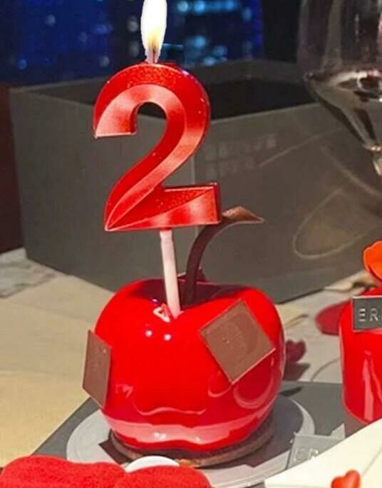 CZERWONA ŚWIECZKA NA TORT CYFRA 2