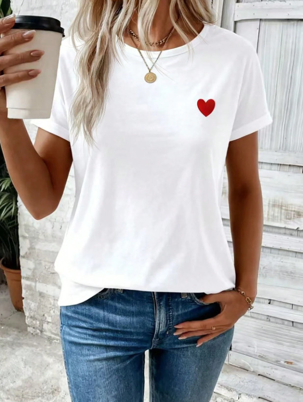 biały t-shirt wzór serce