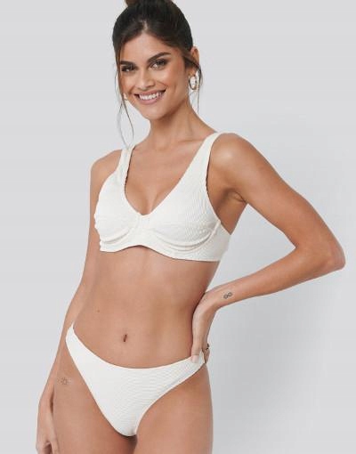 kremowy dół od bikini tekstura 