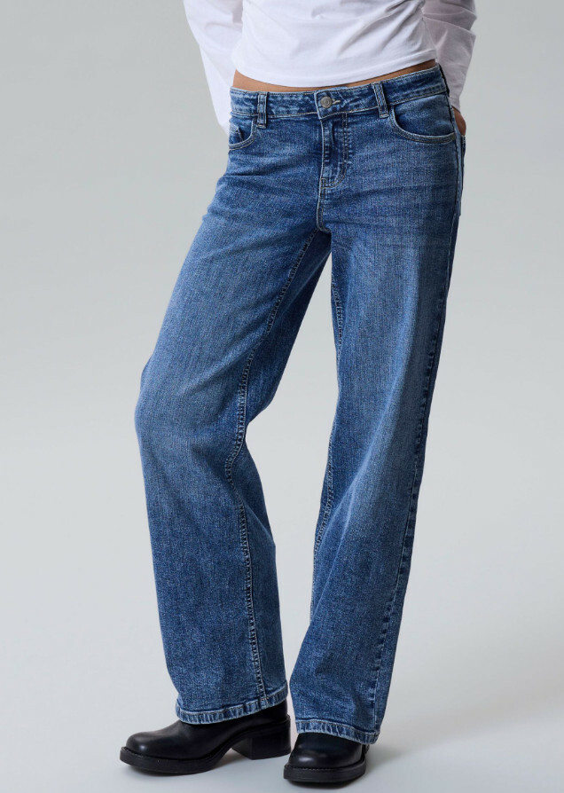 niebieskie proste spodnie jeans