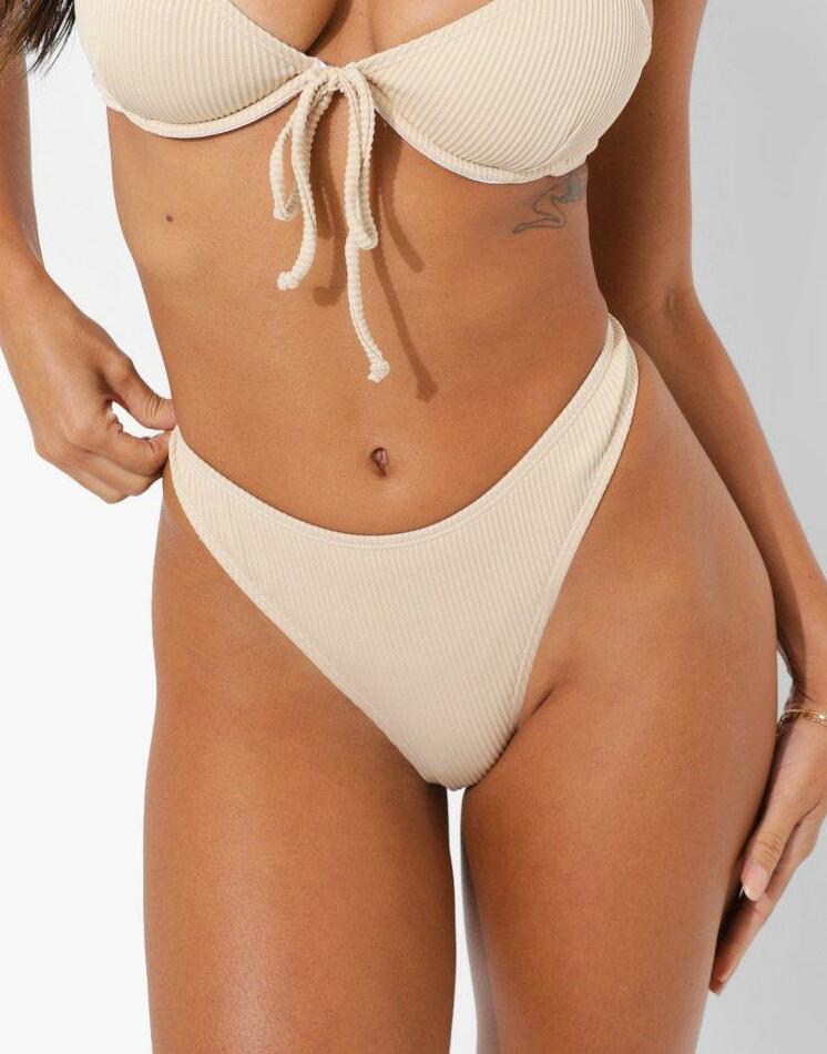 beżowy dół od bikini stringi
