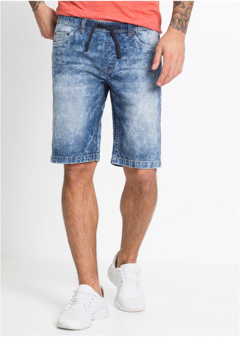 niebieskie spodenki jeans