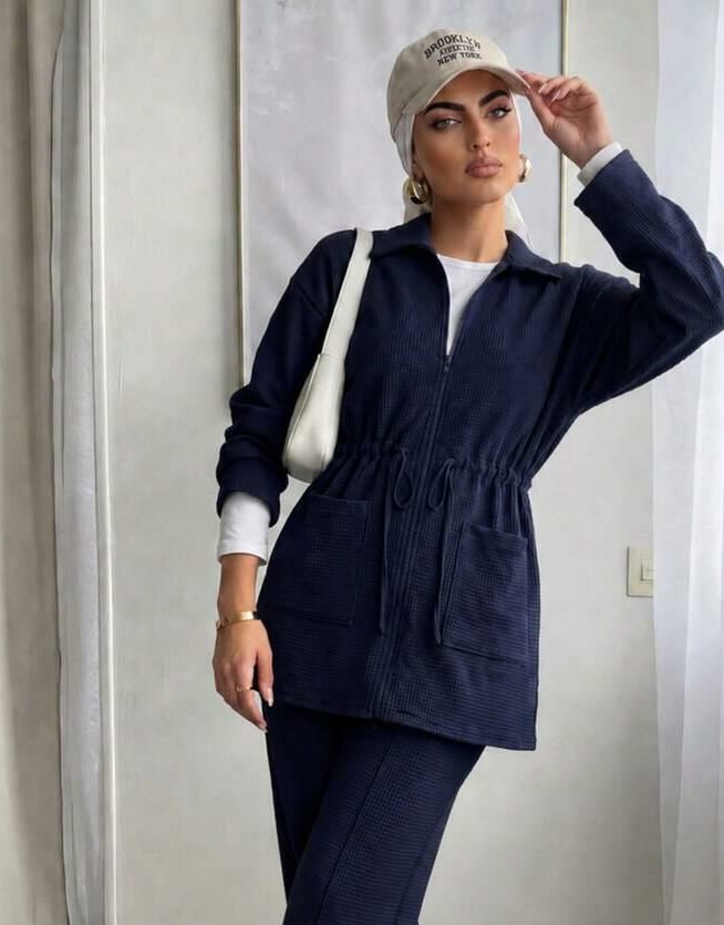 granatowa bluza zamek