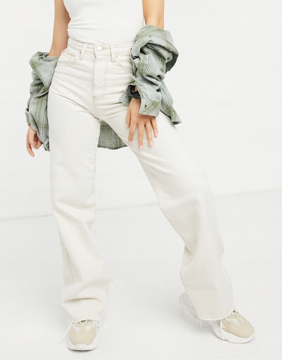 beżowe spodnie jeans 