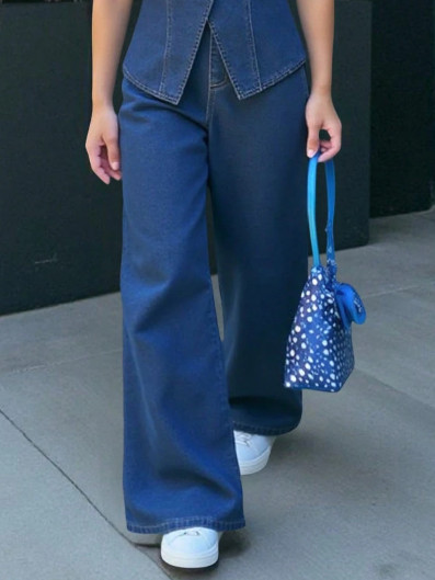 niebieskie spodnie jeans