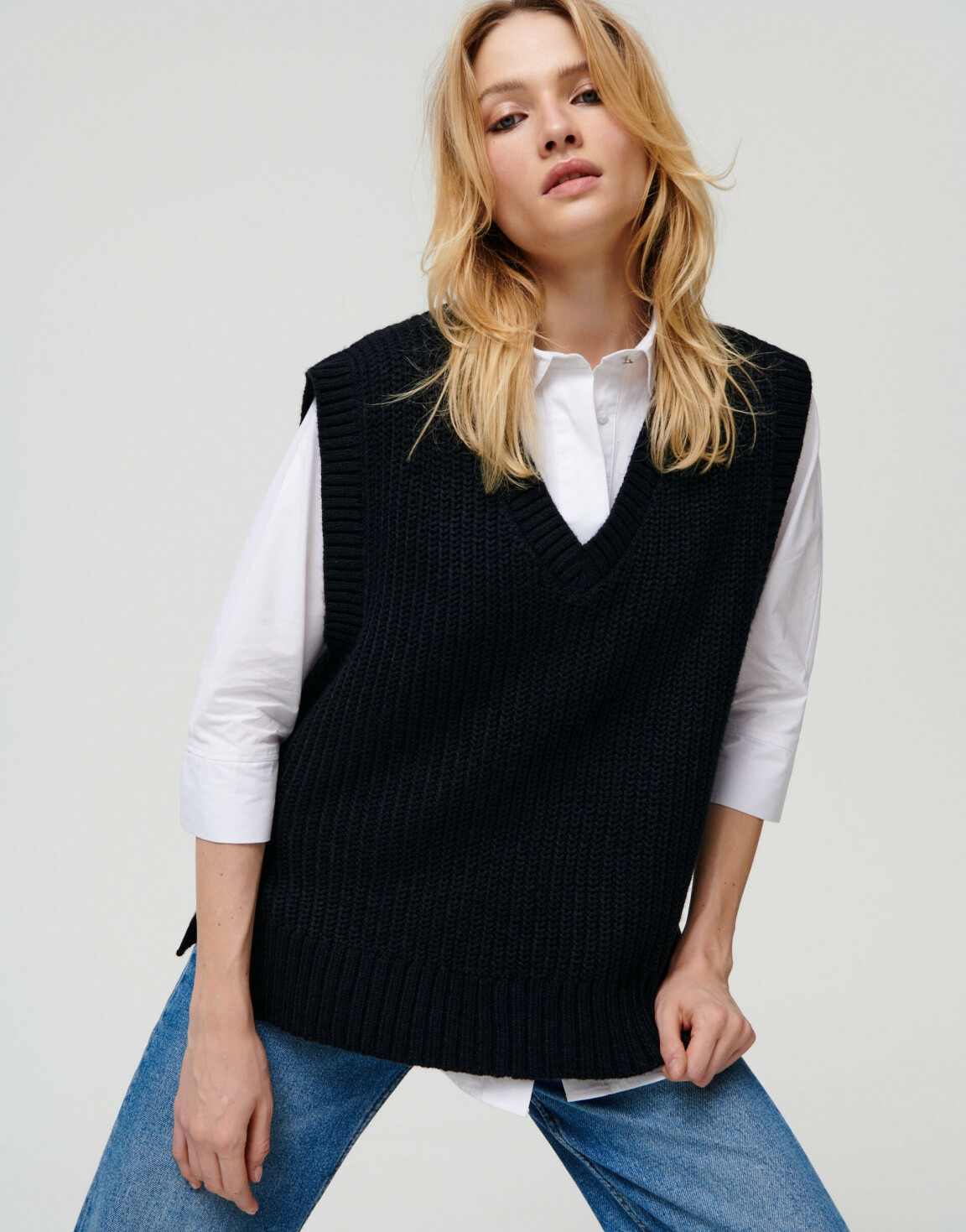 CZARNA DZIANINOWA KAMIZELKA v-neck