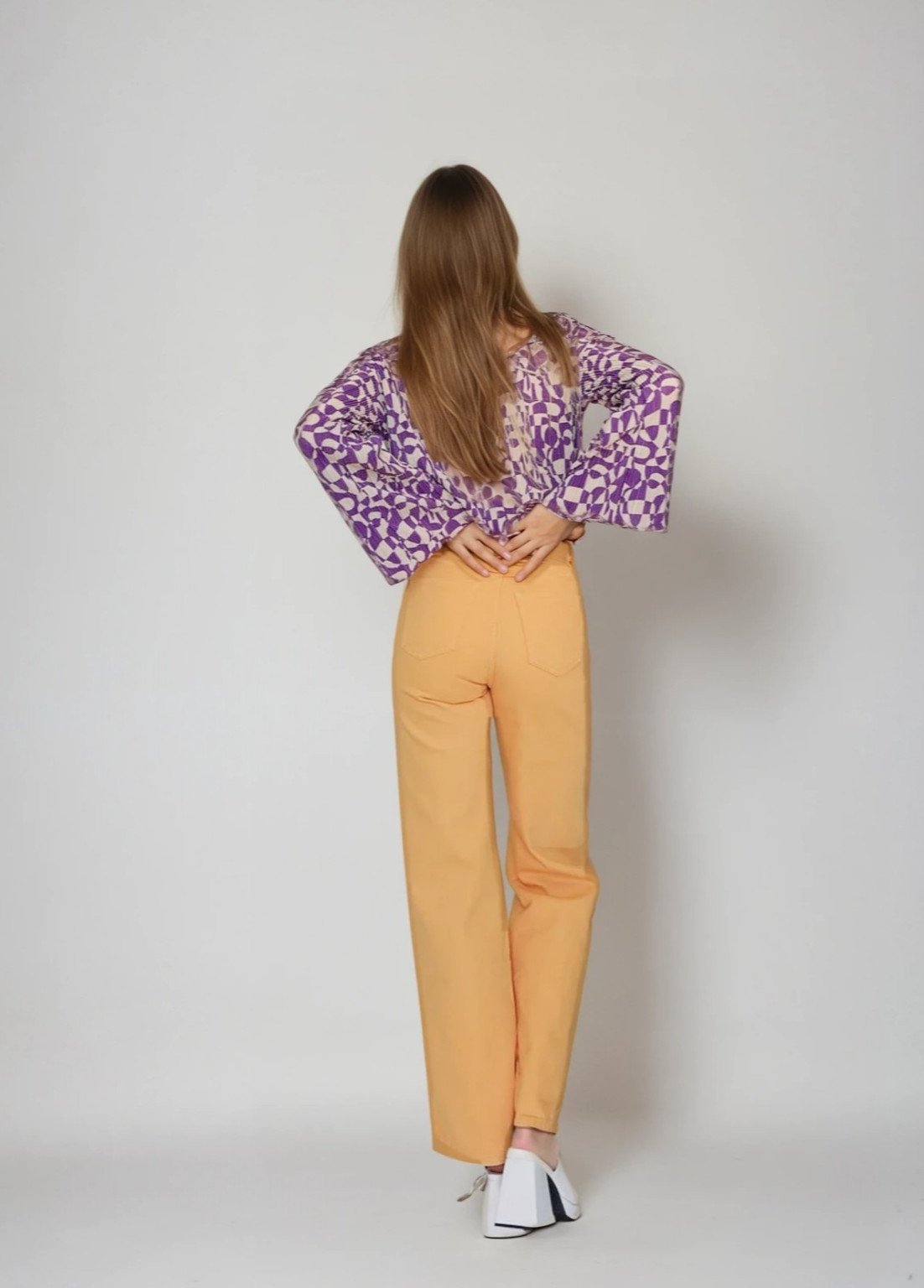 pomarańczowe spodnie jeans