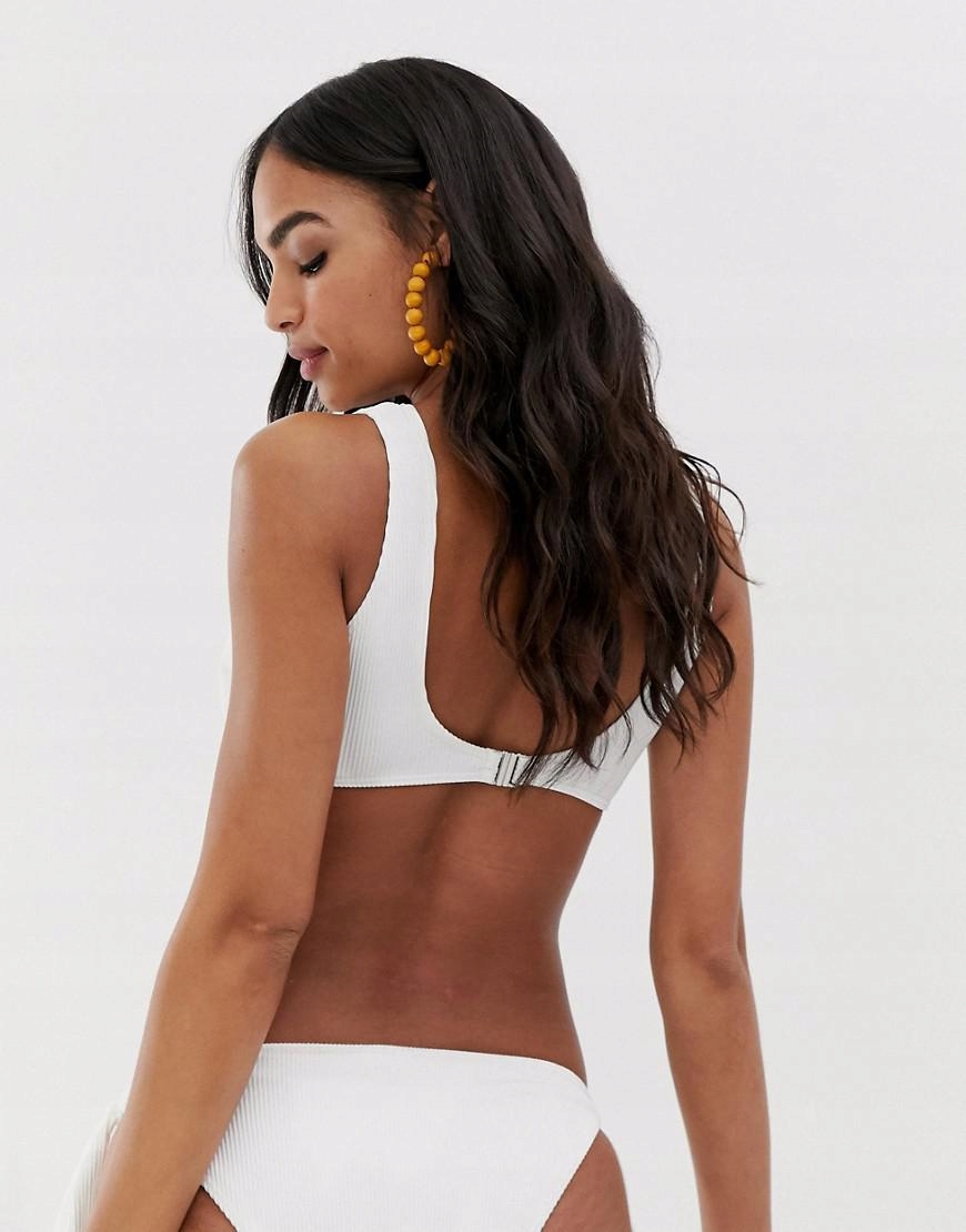 biała góra od bikini