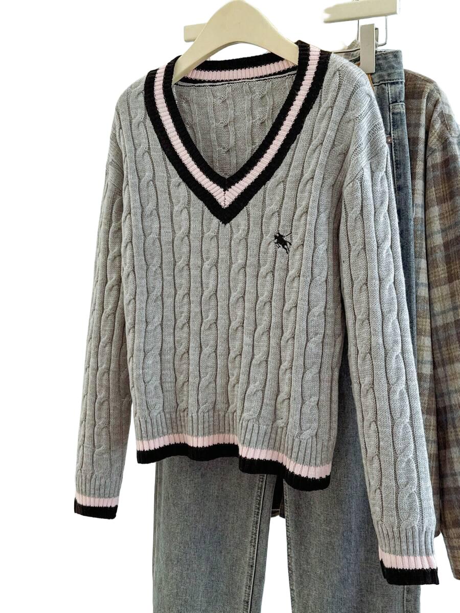 SWETER Z DEKOLTEM W SEREK