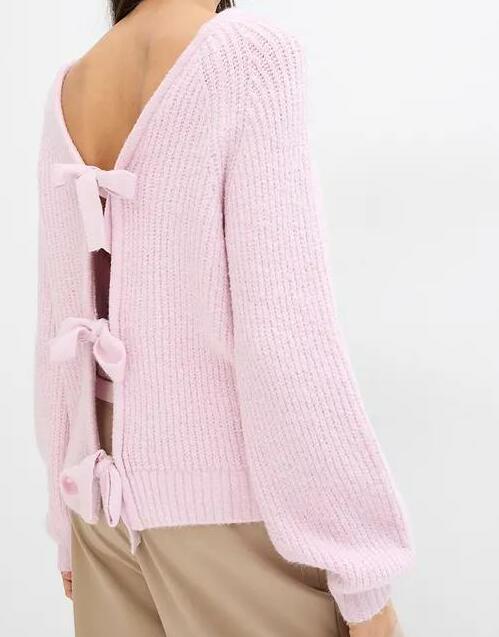 SWETER ROZPINANY Z KOKARDKAMI