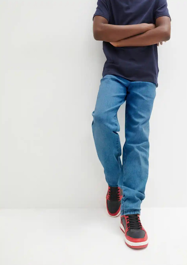 niebieskie spodnie jeans