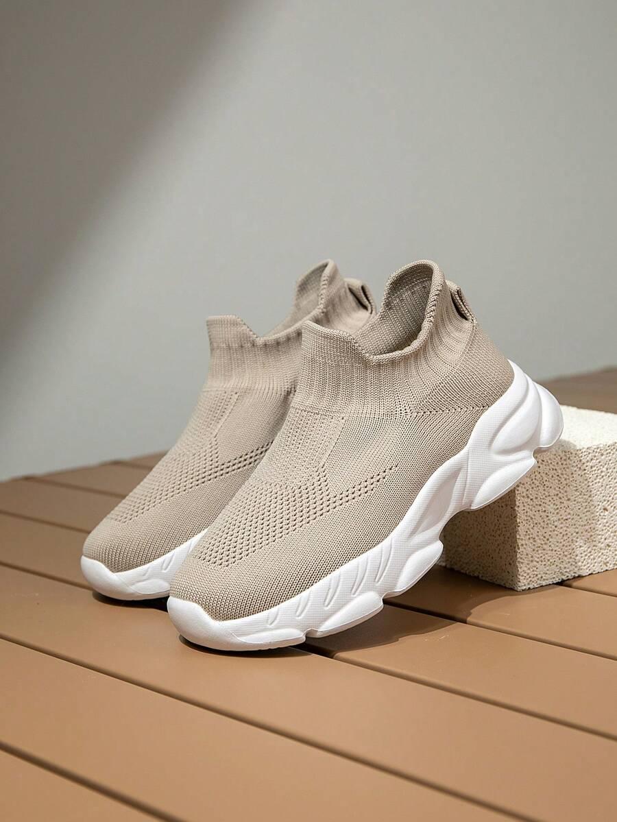 beżowe buty sportowe