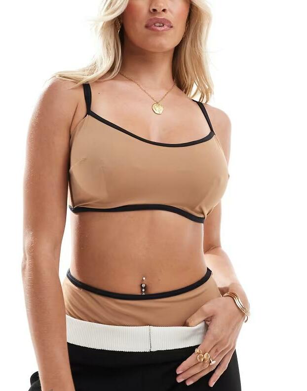 beżowa góra od bikini kontrast