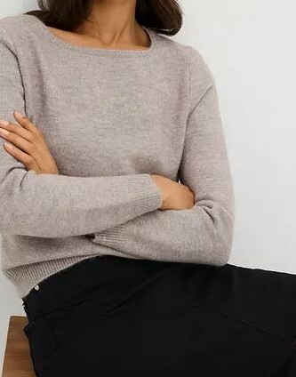 DZIANINOWY SWETER Z DEKOLT W ŁÓDKĘ