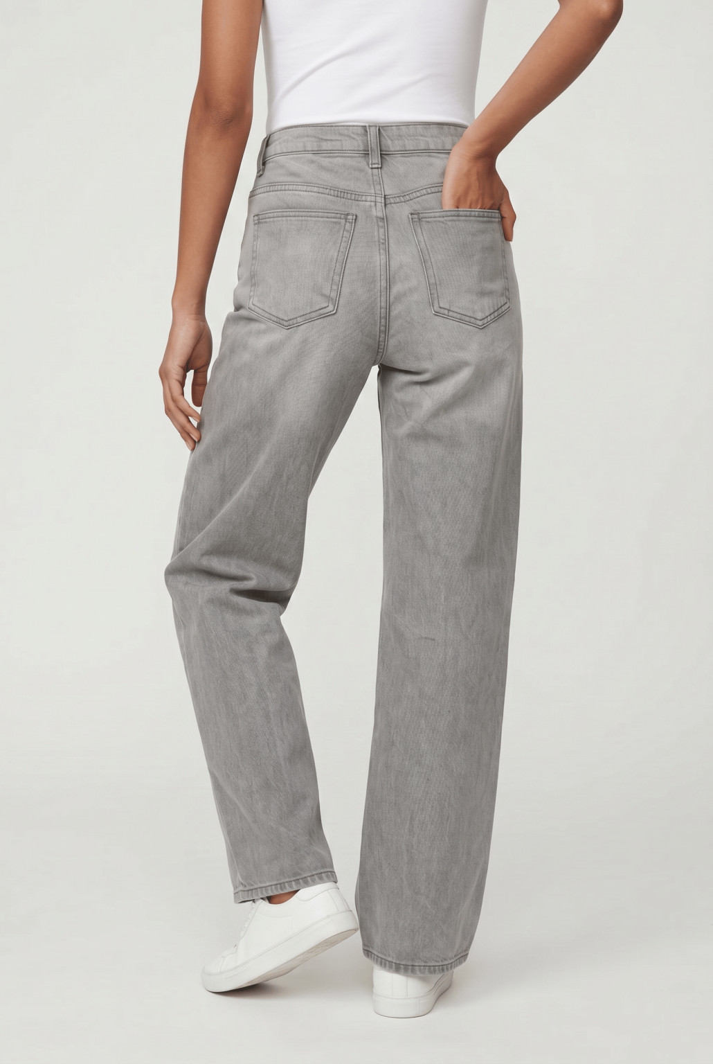 szare szerokie spodnie jeans