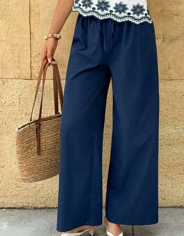 granatowe spodnie casual