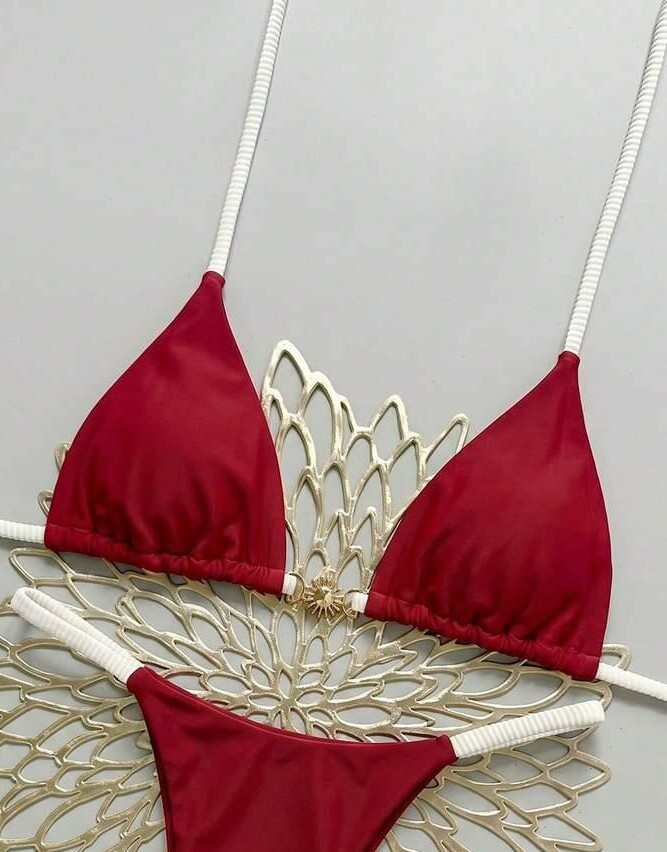czerwona góra od bikini