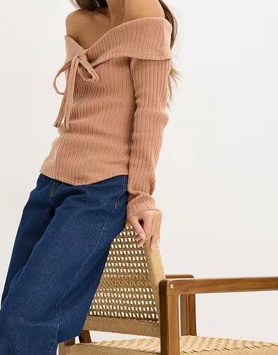 SWETER Z ODKRYTYMI RAMIONAMI