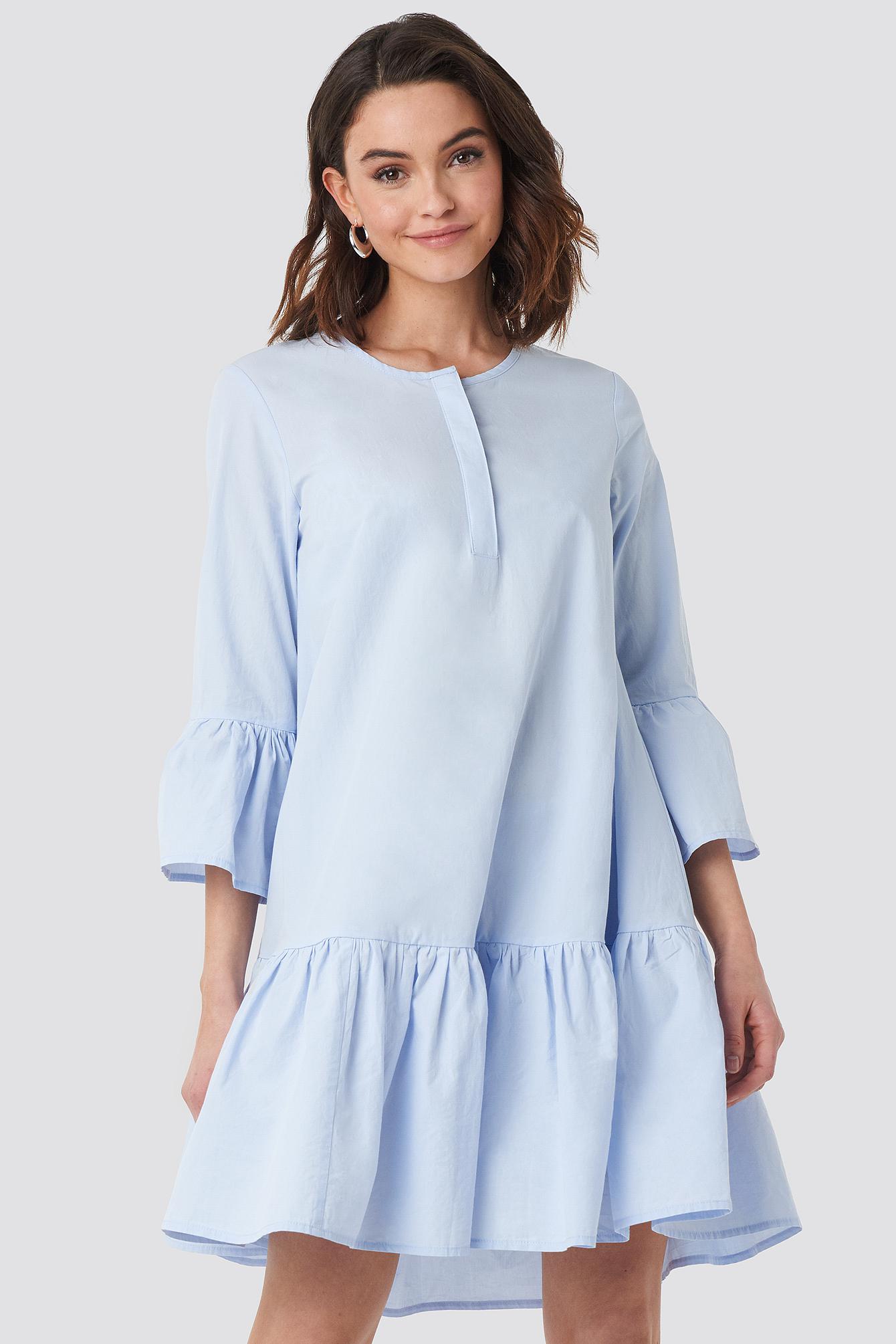 NIEBIESKA MINI SUKIENKA FALBANA