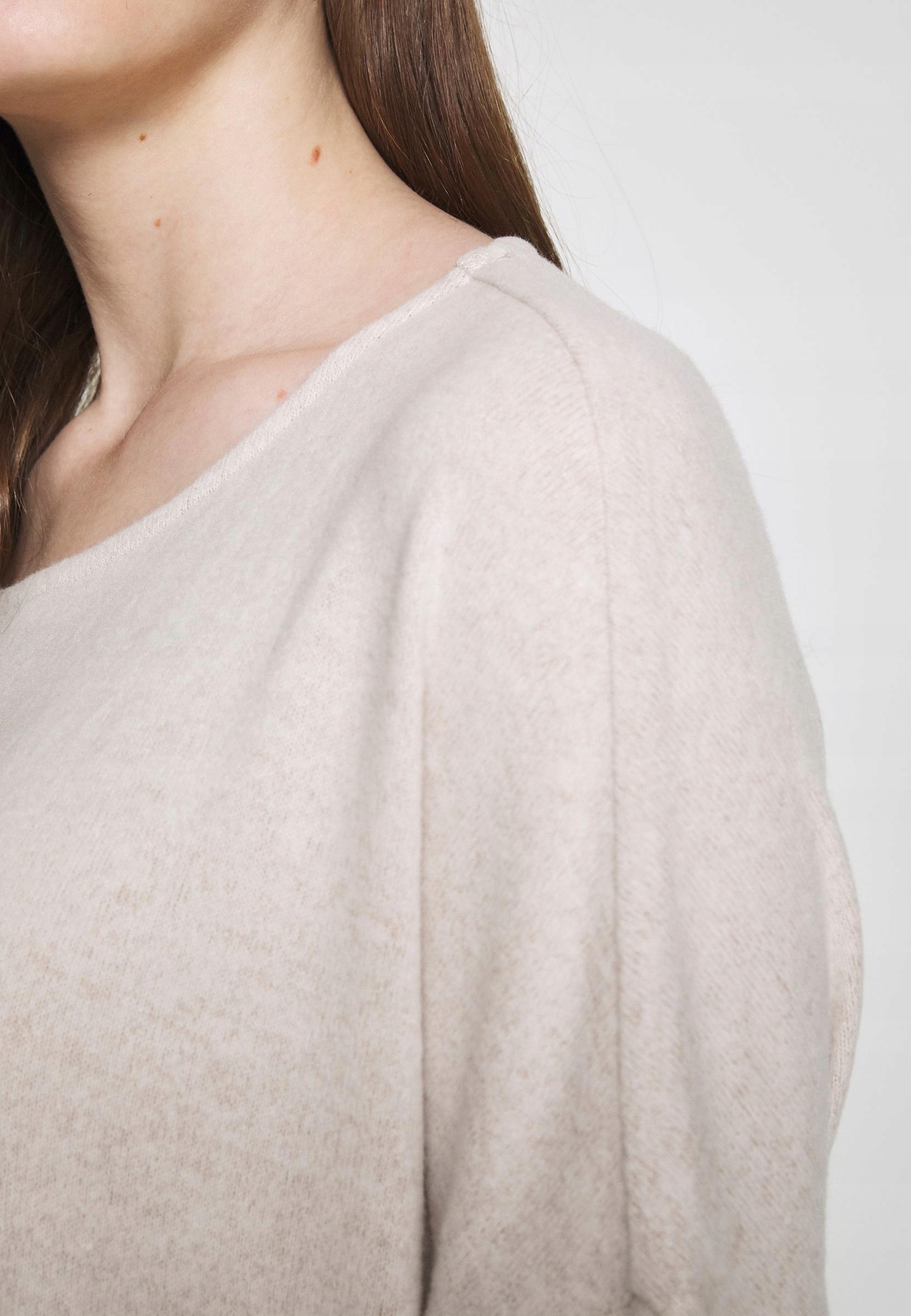 BEŻOWY SWETER OKRĄGŁY DEKOLT