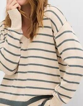 SWETER W PASKI