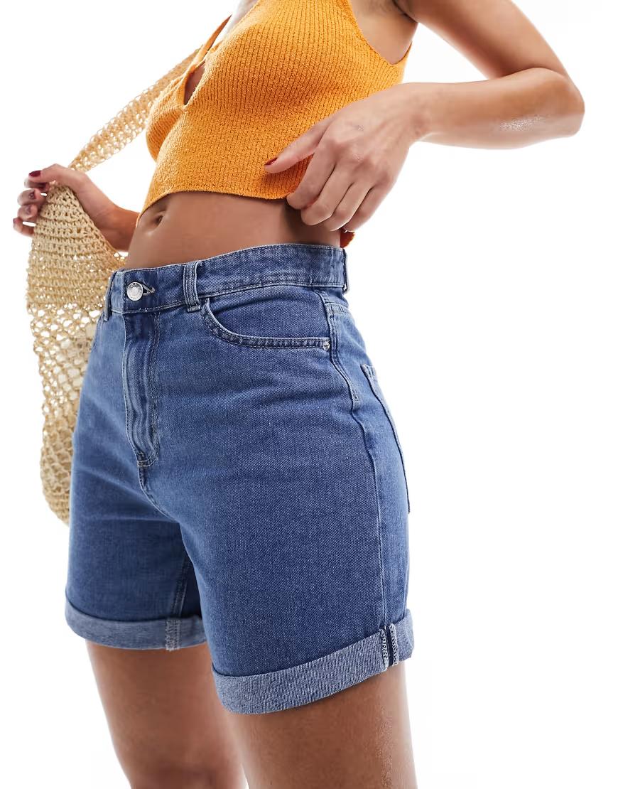 niebieskie krótkie spodenki jeans