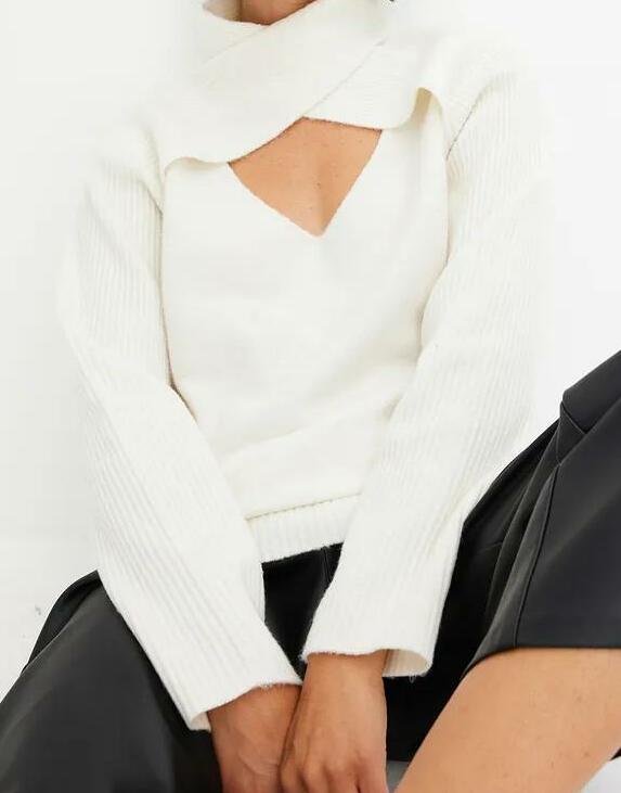 SWETER Z DEKOLTEM