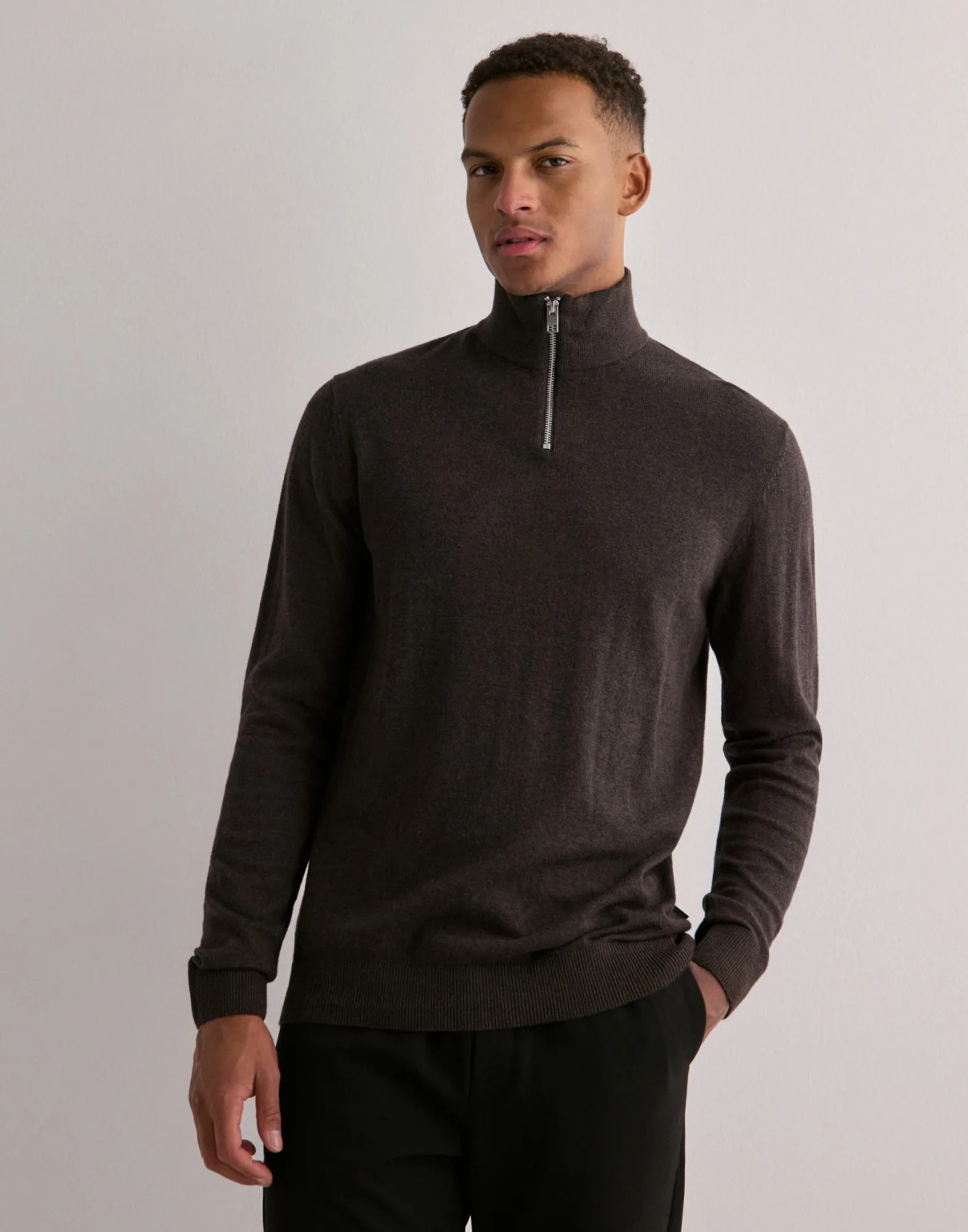 BRĄZOWY SWETER STÓJKA