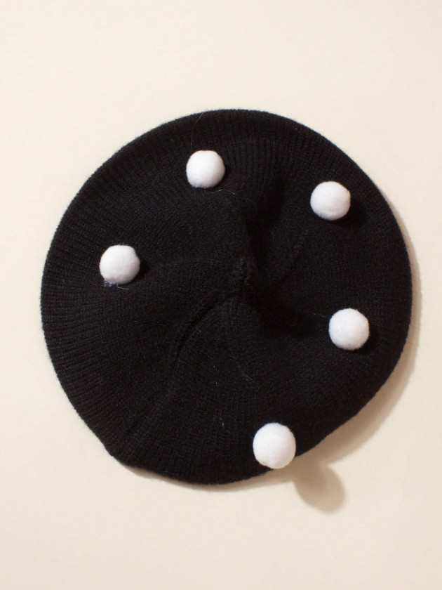 czarny beret zdobienie