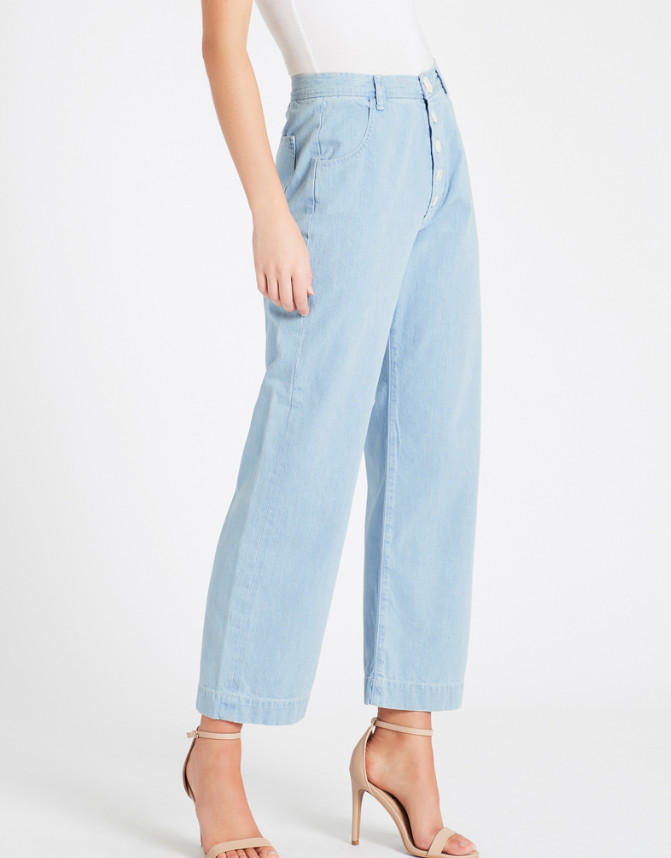 niebieskie spodnie jeans